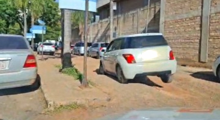 Tras reclamos, IPS Ingavi inicia la renovación de su deteriorado estacionamiento