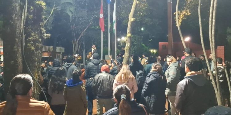 Más de un centenar de jóvenes adoraron a Dios en plena Universidad Nacional de Asunción