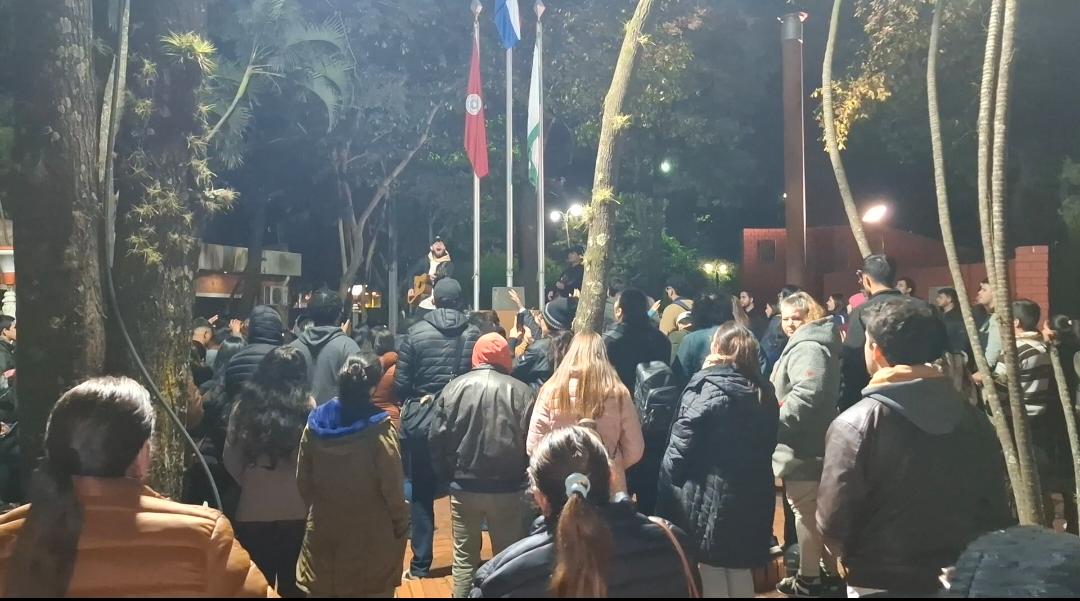 Más de un centenar de jóvenes adoraron a Dios en plena Universidad Nacional de Asunción