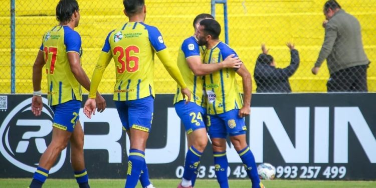 Lluvia de goles en el Erico Galeano: Deportivo Capiatá golea con autoridad al Sportivo Carapeguá y se prende en la lucha de arriba
