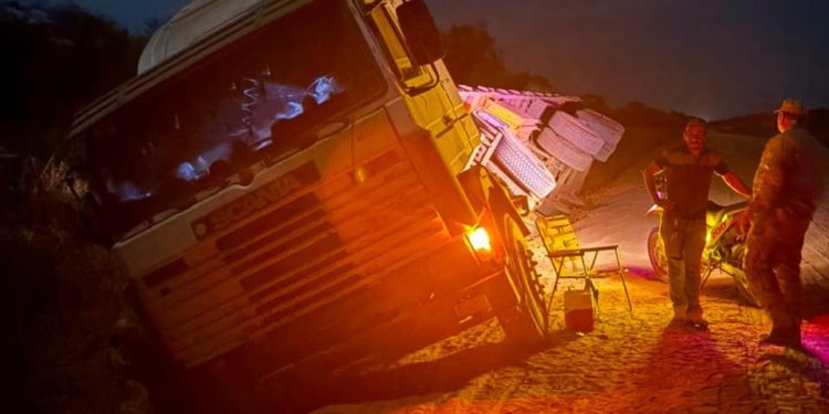Un tractocamión que transportaba soja volcó sobre la Ruta PY16, en la localidad de Arcoíris