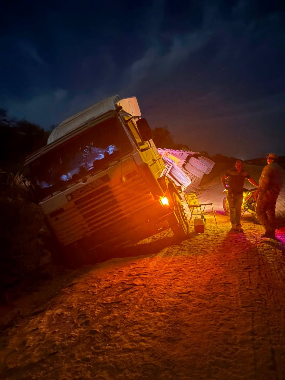 Un tractocamión que transportaba soja volcó sobre la Ruta PY16, en la localidad de Arcoíris