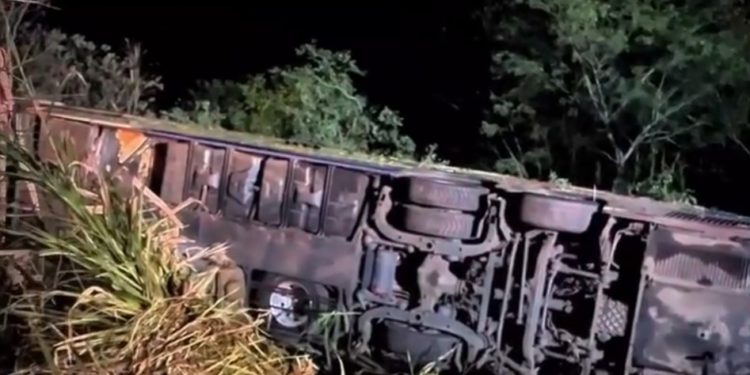 Tragedia en ruta de Brasil: Tres paraguayas, entre ellas una niña, fallecen tras el vuelco de un bus de delegación artística Tragedia en ruta de Brasil: Tres paraguayas, entre ellas una niña, fallecen tras el vuelco de un bus de delegación artística