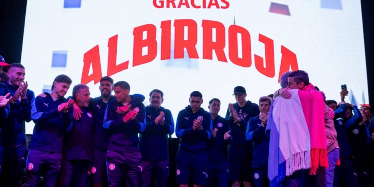 Reciben a la Albirroja como héroes y Alfaro deja abierta la puerta para seguir al frente de la Selección Reciben a la Albirroja como héroes y Alfaro deja abierta la puerta para seguir al frente de la Selección