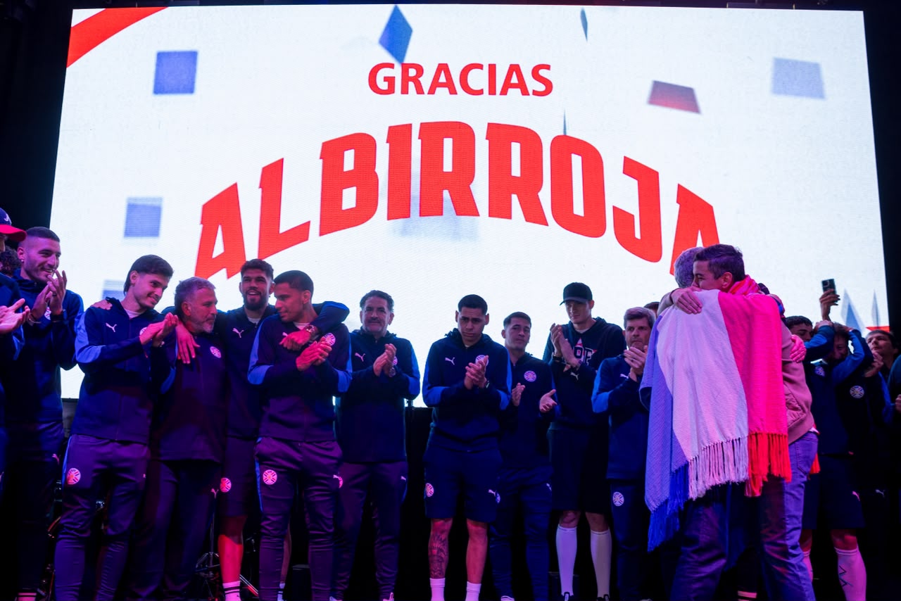 Reciben a la Albirroja como héroes y Alfaro deja abierta la puerta para seguir al frente de la Selección