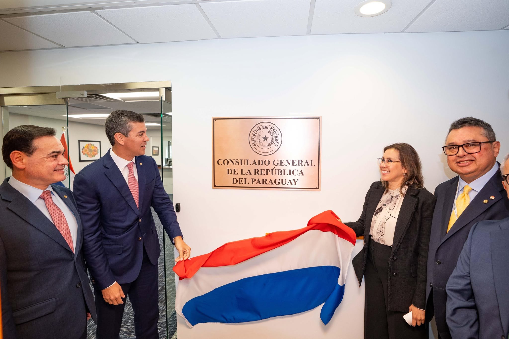 Consulado de Paraguay en Nueva York suspende atención presencial por riesgo de colapso de edificio vecino Consulado de Paraguay en Nueva York suspende atención presencial por riesgo de colapso de edificio vecino