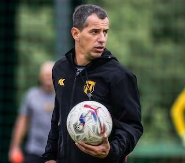 El balón no se detiene, pero el piloto se baja