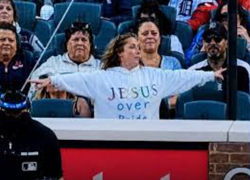 Polémica en un estadio de EE. UU., mujer dice que fue retirada por llevar una sudadera con el mensaje «Jesus Over Pride» Polémica en un estadio de EE. UU., mujer dice que fue retirada por llevar una sudadera con el mensaje «Jesus Over Pride»