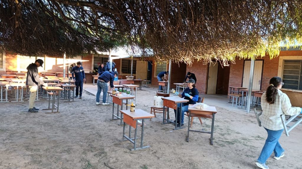 Voluntarios de la Cooperativa Fernheim transforman las áreas recreativas de la Escuela Uje Lhavos Voluntarios de la Cooperativa Fernheim transforman las áreas recreativas de la Escuela Uje Lhavos