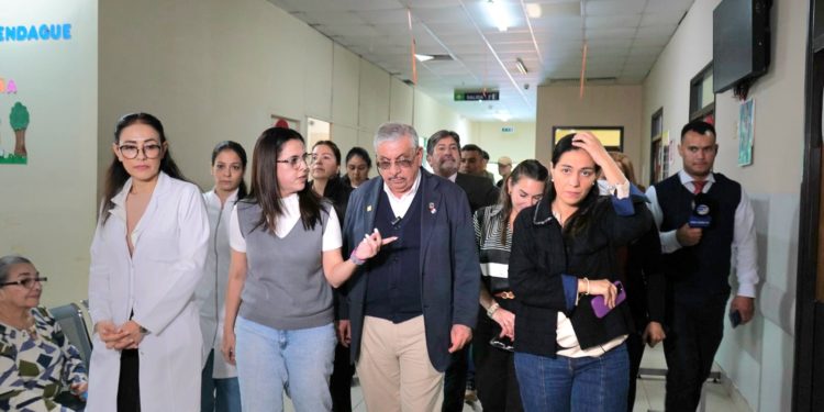 Presidente del IPS busca frenar la salida de especialistas tras visita a la Clínica Yrendagüe