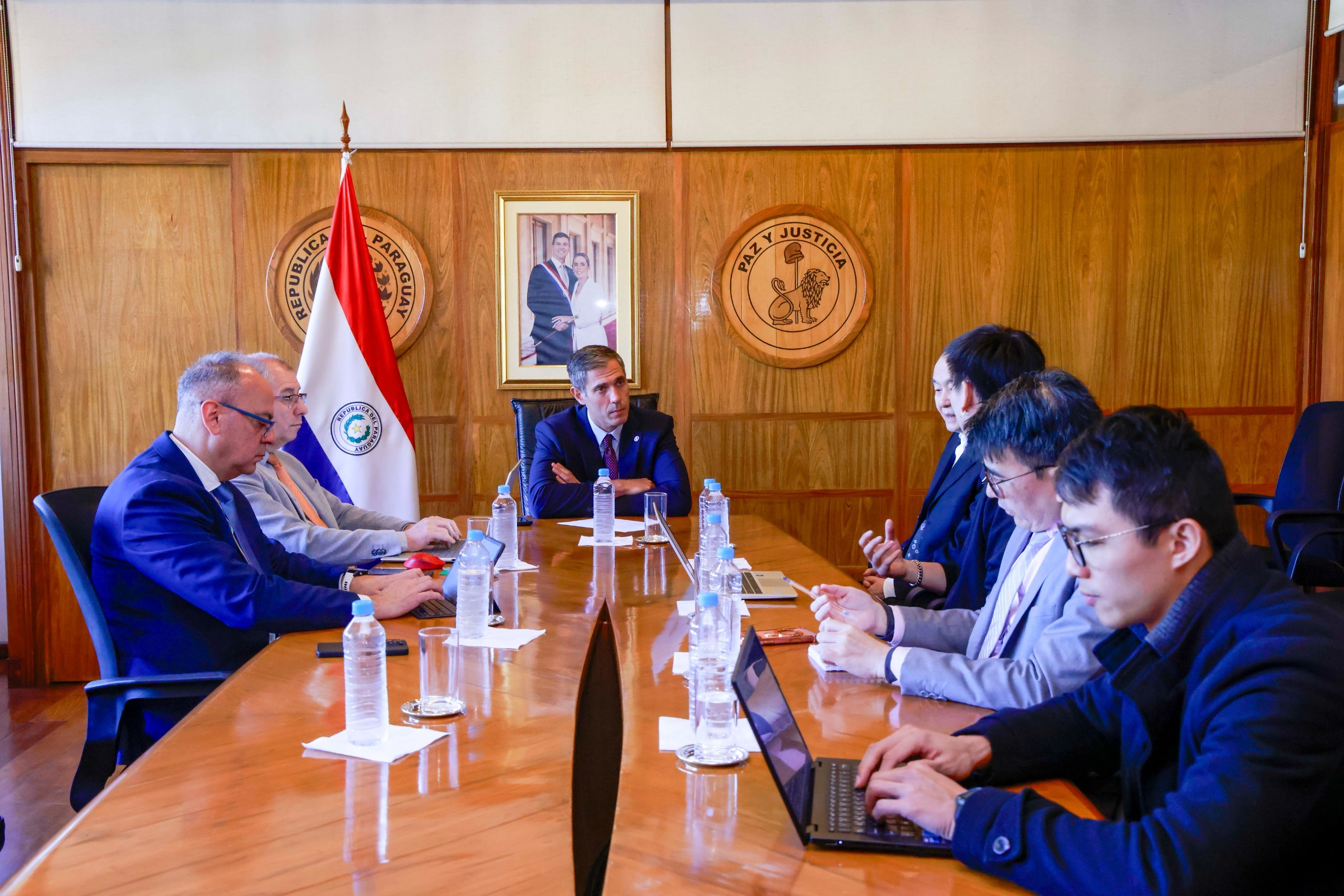 Firma taiwanesa ensambladora de buses eléctricos avanza en su instalación en Paraguay