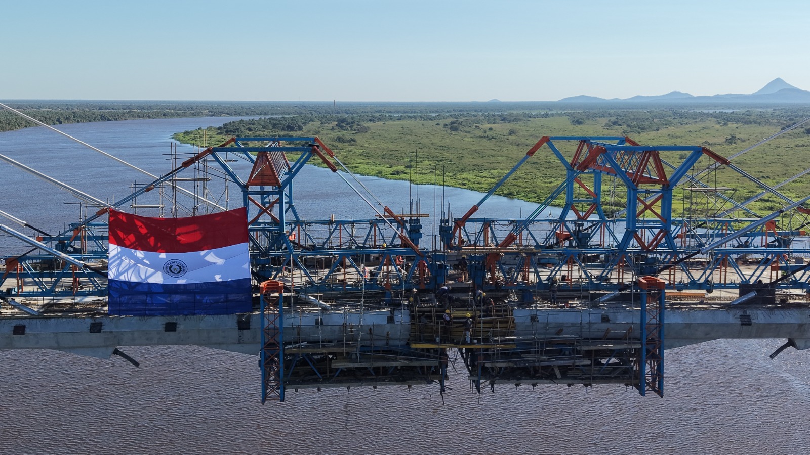 El Puente de la Bioceánica selló su histórico «beso» y unió Carmelo Peralta con Porto Murtinho sobre el río Paraguay