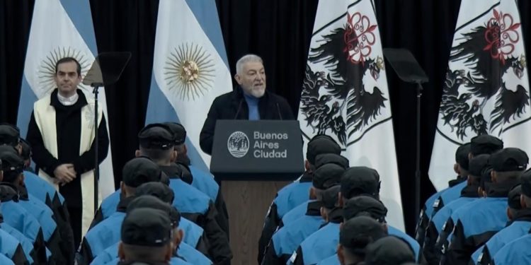 El primer capellán evangélico de la Policía de Buenos Aires llevó un mensaje de fe a más de 1.000 nuevos oficiales El primer capellán evangélico de la Policía de Buenos Aires llevó un mensaje de fe a más de 1.000 nuevos oficiales
