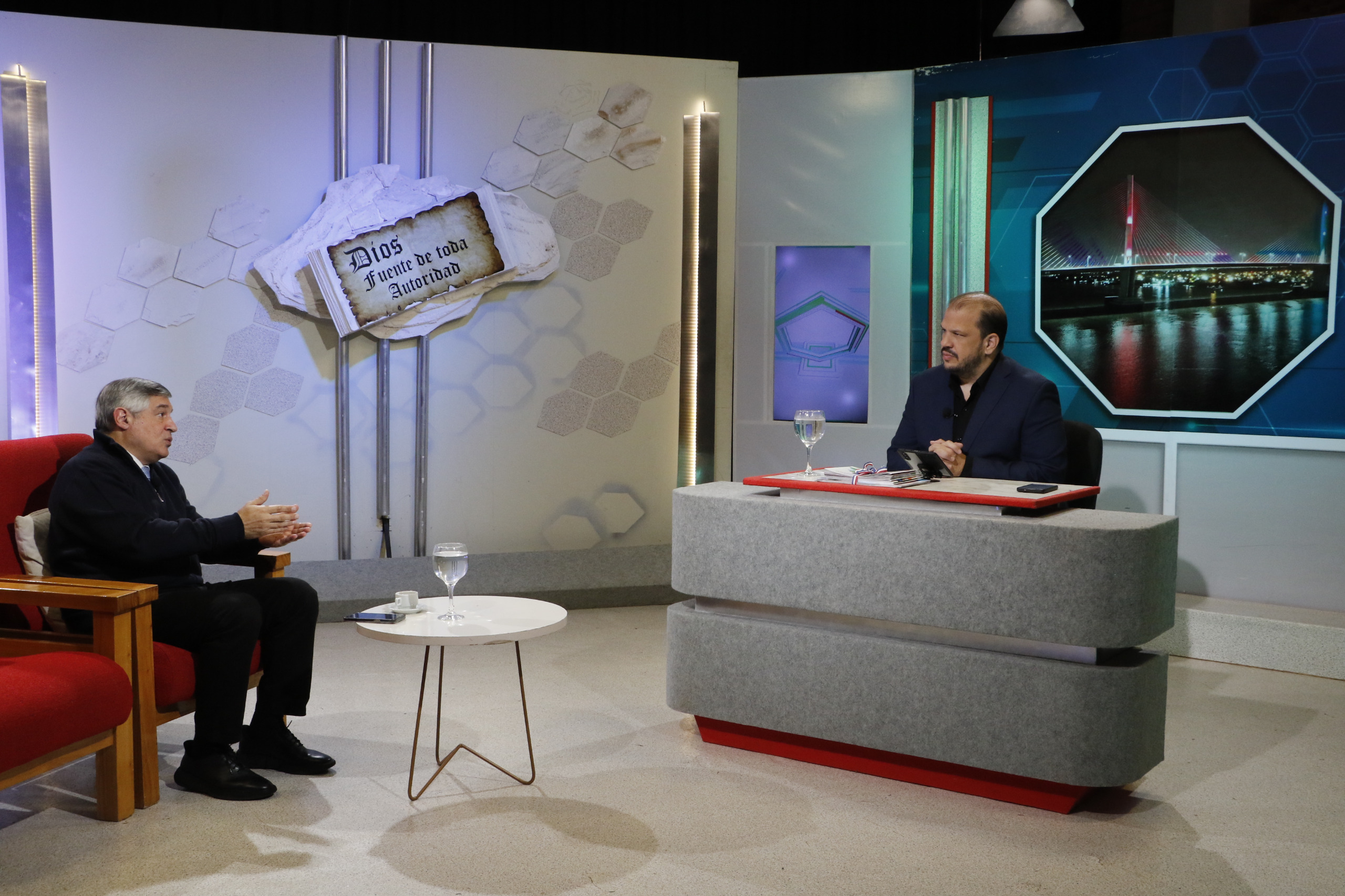 MEC reconoce extrema gravedad de los títulos falsos y advierte que puede haber más irregularidades MEC reconoce extrema gravedad de los títulos falsos y advierte que puede haber más irregularidades
