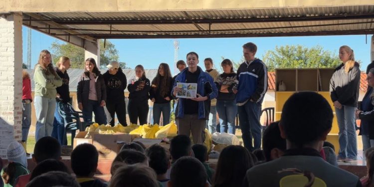 Estudiantes del IFD Filadelfia llevaron materiales educativos a escuela de Carmelo Peralta Estudiantes del IFD Filadelfia llevaron materiales educativos a escuela de Carmelo Peralta