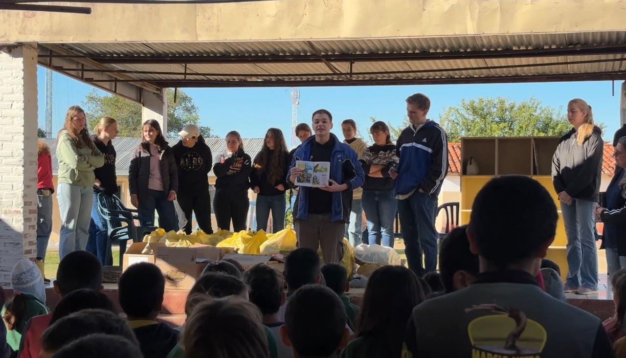 Estudiantes del IFD Filadelfia llevaron materiales educativos a escuela de Carmelo Peralta