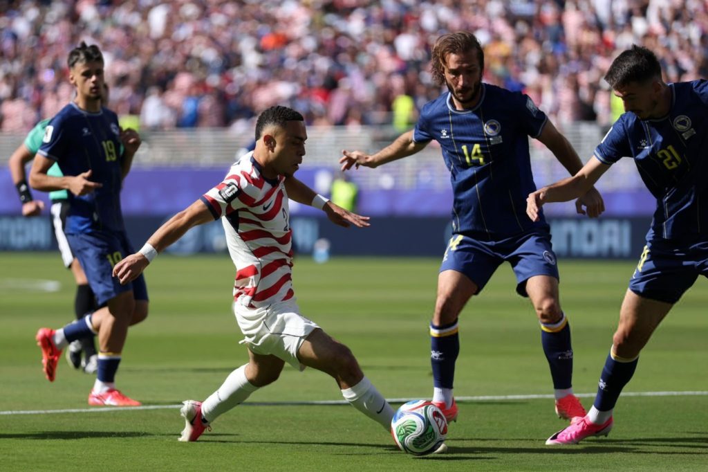 Estados Unidos impone su localía ante Bosnia y sella su boleto a octavos, pero pierde a Balogun para el duelo con Bélgica