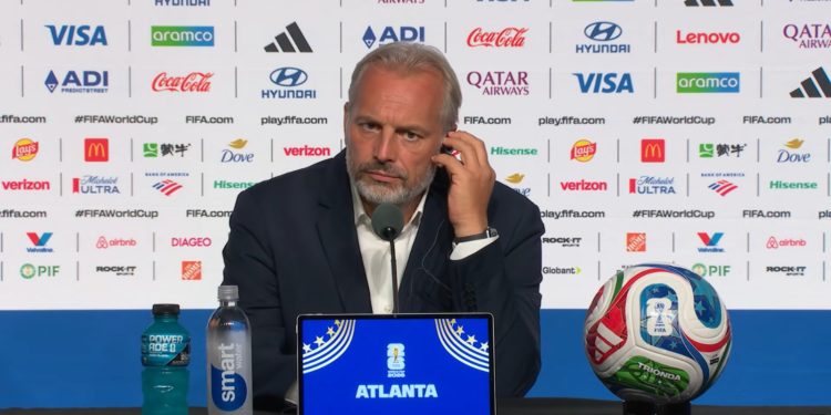 Tragedia personal y falta de tacto en el Mundial: Comunican al DT de Congo el fallecimiento de su padre en plena conferencia de prensa