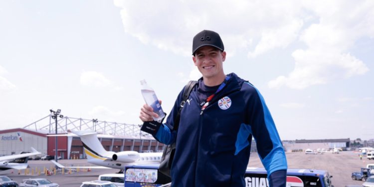 De la admiración al campo de juego: El emotivo encuentro entre Orlando Gill y su gran referente Manuel Neuer tras la hazaña albirroja