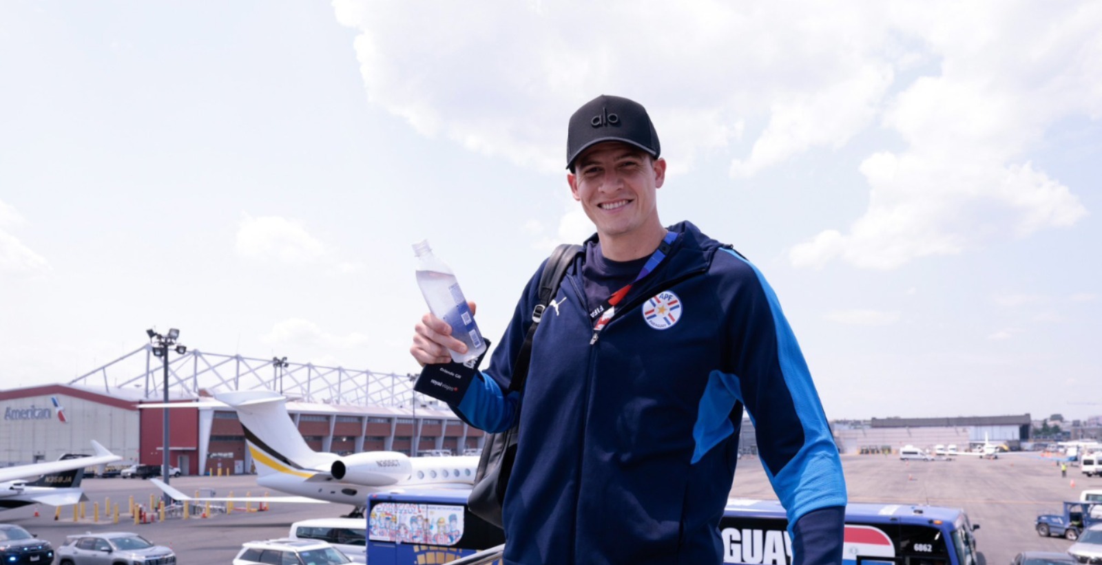 De la admiración al campo de juego: El emotivo encuentro entre Orlando Gill y su gran referente Manuel Neuer tras la hazaña albirroja De la admiración al campo de juego: El emotivo encuentro entre Orlando Gill y su gran referente Manuel Neuer tras la hazaña albirroja