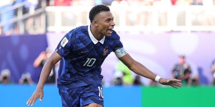 Sin esmoquin y con los dientes apretados: Mbappé responde a la fricción albirroja y avisa que Francia sabe jugar «sucio» Sin esmoquin y con los dientes apretados: Mbappé responde a la fricción albirroja y avisa que Francia sabe jugar «sucio»