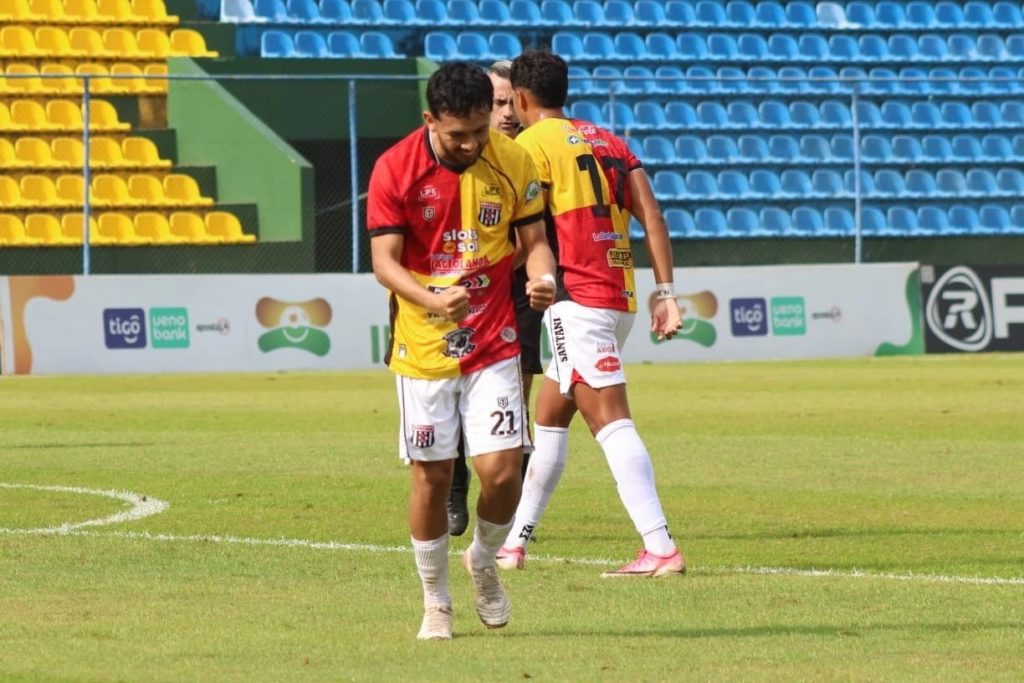 Goleada albinegra en Capiatá: Deportivo Santaní aplasta al 3 de Noviembre y escala en la Intermedia Goleada albinegra en Capiatá: Deportivo Santaní aplasta al 3 de Noviembre y escala en la Intermedia