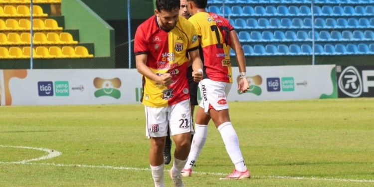 Goleada albinegra en Capiatá: Deportivo Santaní aplasta al 3 de Noviembre y escala en la Intermedia Goleada albinegra en Capiatá: Deportivo Santaní aplasta al 3 de Noviembre y escala en la Intermedia