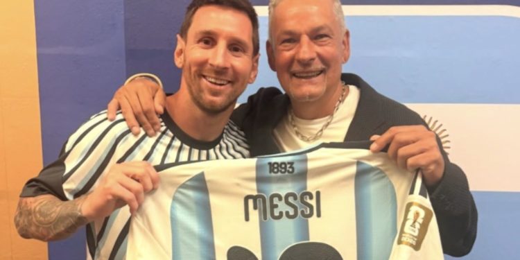 Gesto de leyendas en Kansas City: Lionel Messi obsequió su camiseta a Roberto Baggio tras la clasificación argentina