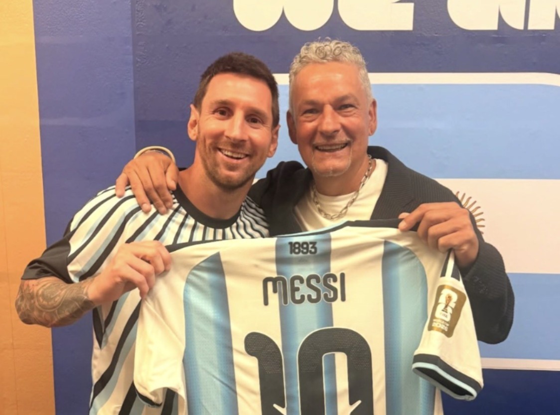Gesto de leyendas en Kansas City: Lionel Messi obsequió su camiseta a Roberto Baggio tras la clasificación argentina