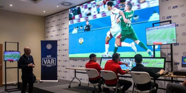 Tecnología al servicio de la justicia deportiva: Árbitros de la APF se especializan con el simulador VAR
