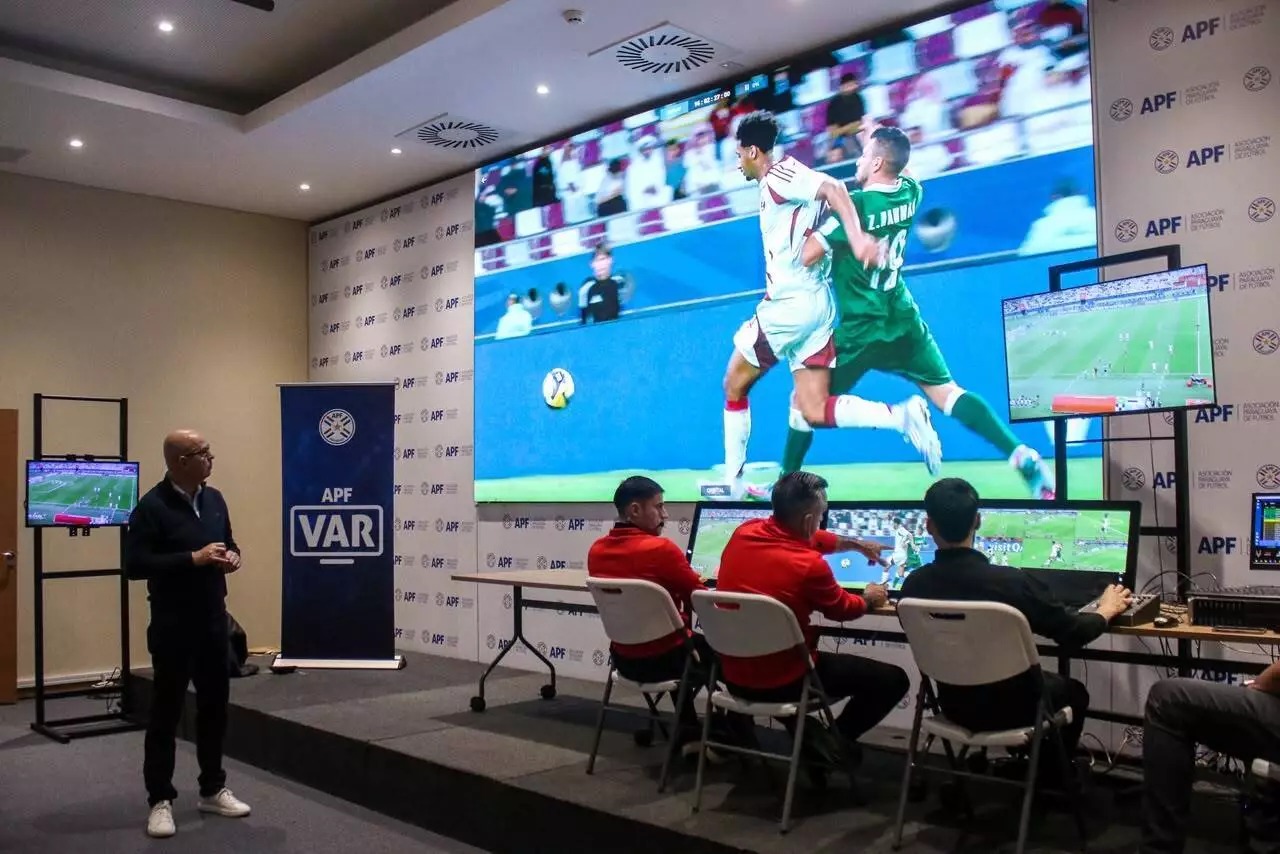 Tecnología al servicio de la justicia deportiva: Árbitros de la APF se especializan con el simulador VAR