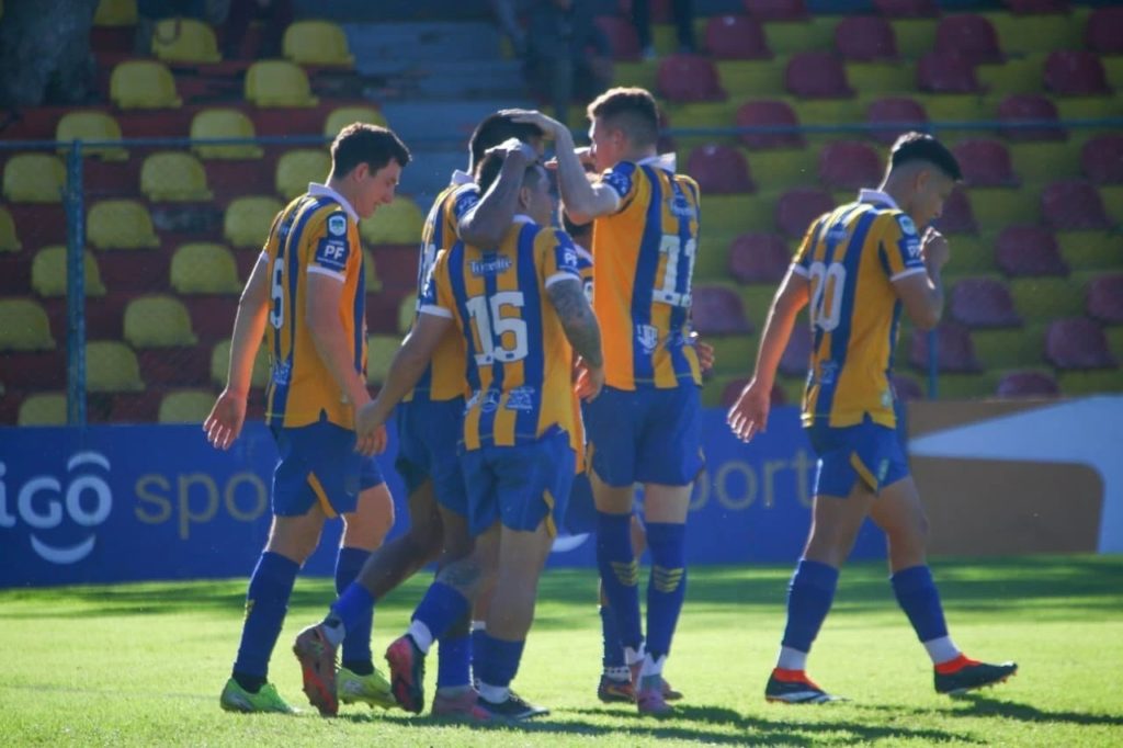 Batacazo en el Enrique Soler: Cristóbal Colón de J. Augusto Saldívar elimina a 3 de Noviembre y avanza en la Copa Paraguay Batacazo en el Enrique Soler: Cristóbal Colón de J. Augusto Saldívar elimina a 3 de Noviembre y avanza en la Copa Paraguay