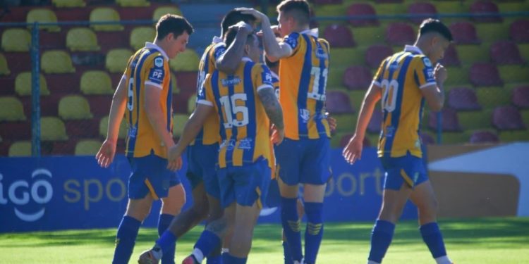 Batacazo en el Enrique Soler: Cristóbal Colón de J. Augusto Saldívar elimina a 3 de Noviembre y avanza en la Copa Paraguay Batacazo en el Enrique Soler: Cristóbal Colón de J. Augusto Saldívar elimina a 3 de Noviembre y avanza en la Copa Paraguay