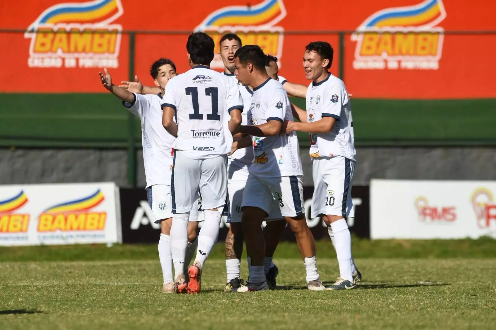 Golpe de visitante: Oriental pisa fuerte en Ñemby y tumba a Sport Colonial en el inicio de la fecha