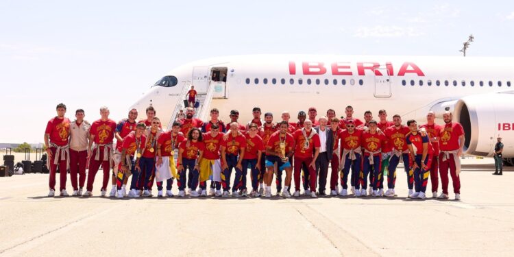 Madrid se viste de gala: La Roja aterriza en la capital española para celebrar su segunda estrella mundial Madrid se viste de gala: La Roja aterriza en la capital española para celebrar su segunda estrella mundial