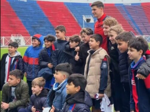 Emoción y sentido de pertenencia en Boedo: Orlando Gill fue recibido por los chicos de la Escuelita de San Lorenzo Emoción y sentido de pertenencia en Boedo: Orlando Gill fue recibido por los chicos de la Escuelita de San Lorenzo