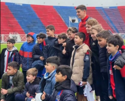 Emoción y sentido de pertenencia en Boedo: Orlando Gill fue recibido por los chicos de la Escuelita de San Lorenzo