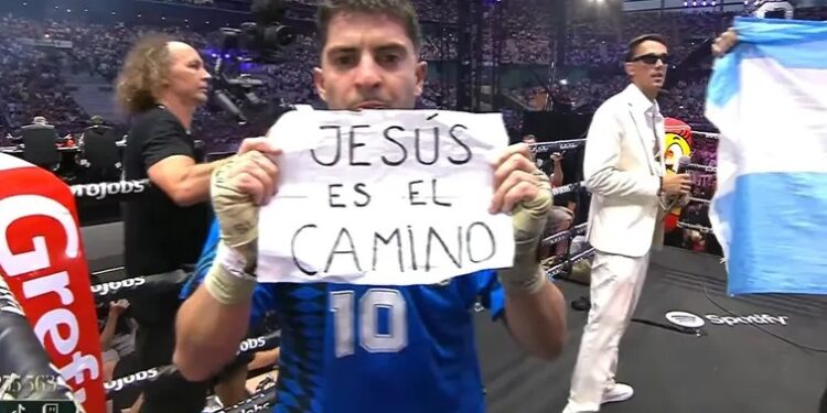 Gastón Edul genera debate tras aparecer con un mensaje sobre Jesús en un evento masivo Gastón Edul genera debate tras aparecer con un mensaje sobre Jesús en un evento masivo