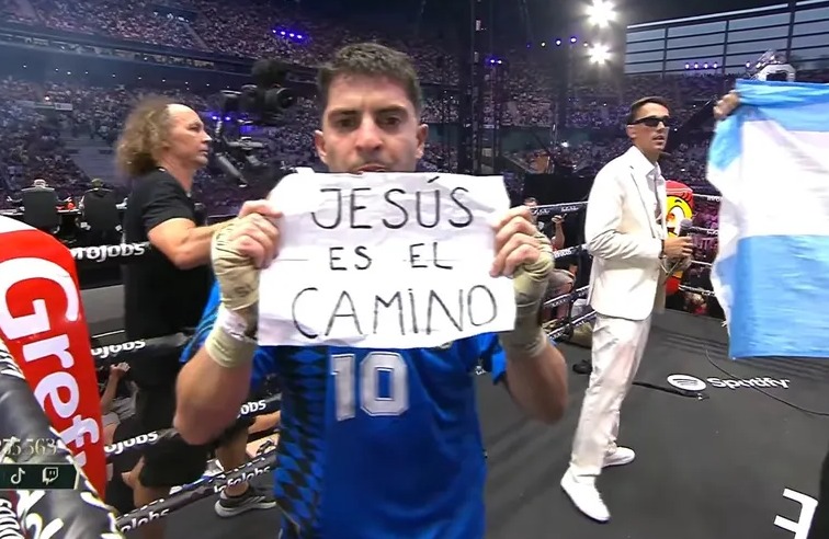 Gastón Edul genera debate tras aparecer con un mensaje sobre Jesús en un evento masivo