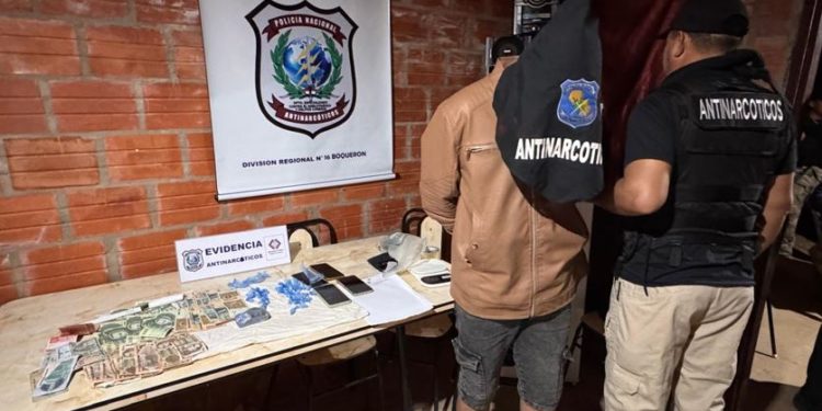 En 2 allanamientos en Cruce Boquerón, incautaron alrededor de 2.000 dosis de cocaína y crack y aprehendieron a 2 personas En 2 allanamientos en Cruce Boquerón, incautaron alrededor de 2.000 dosis de cocaína y crack y aprehendieron a 2 personas