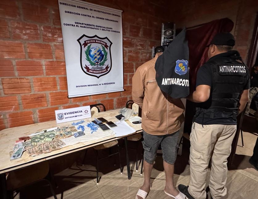 En 2 allanamientos en Cruce Boquerón, incautaron alrededor de 2.000 dosis de cocaína y crack y aprehendieron a 2 personas En 2 allanamientos en Cruce Boquerón, incautaron alrededor de 2.000 dosis de cocaína y crack y aprehendieron a 2 personas