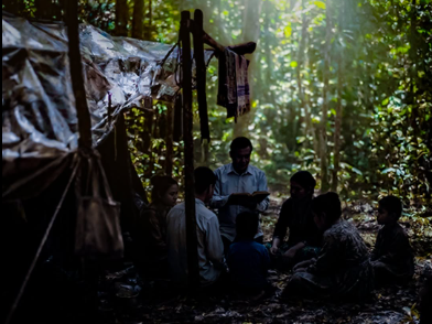 Expulsados por su fe, ocho familias cristianas encuentran refugio en el bosque de Laos Expulsados por su fe, ocho familias cristianas encuentran refugio en el bosque de Laos