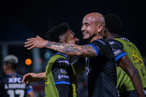 ¡Noche soñada para Carlos González! El paraguayo marcó un doblete para una remontada agónica ¡Noche soñada para Carlos González! El paraguayo marcó un doblete para una remontada agónica
