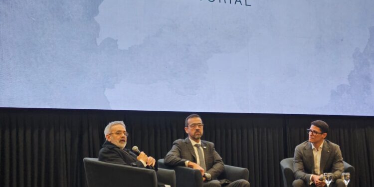 Griffith alerta sobre la «Guerra de Quinta Generación» y apela a la defensa de la identidad e independencia del Paraguay Griffith alerta sobre la «Guerra de Quinta Generación» y apela a la defensa de la identidad e independencia del Paraguay