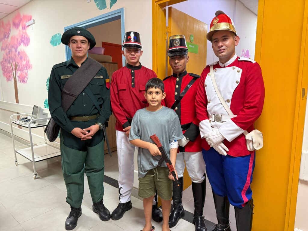 Ejército realizó una visita que llevó sonrisas a los pequeños guerreros de Acosta Ñu