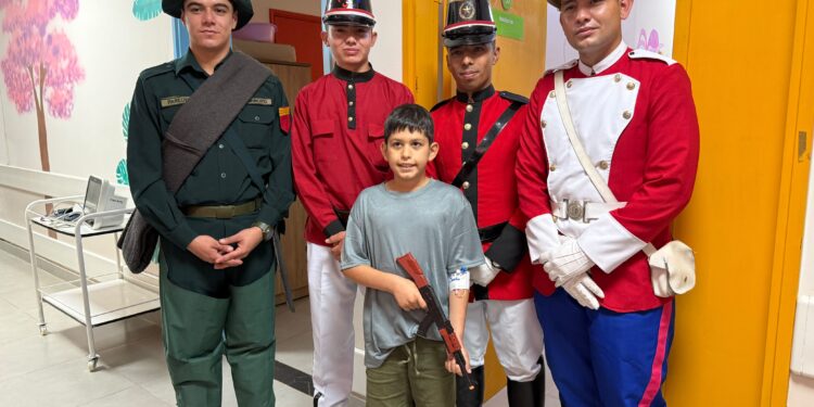 Ejército realizó una visita que llevó sonrisas a los pequeños guerreros de Acosta Ñu Ejército realizó una visita que llevó sonrisas a los pequeños guerreros de Acosta Ñu