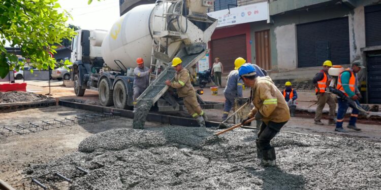 Avanza la rehabilitación de Avelino Martínez con la primera carga de hormigón hidráulico