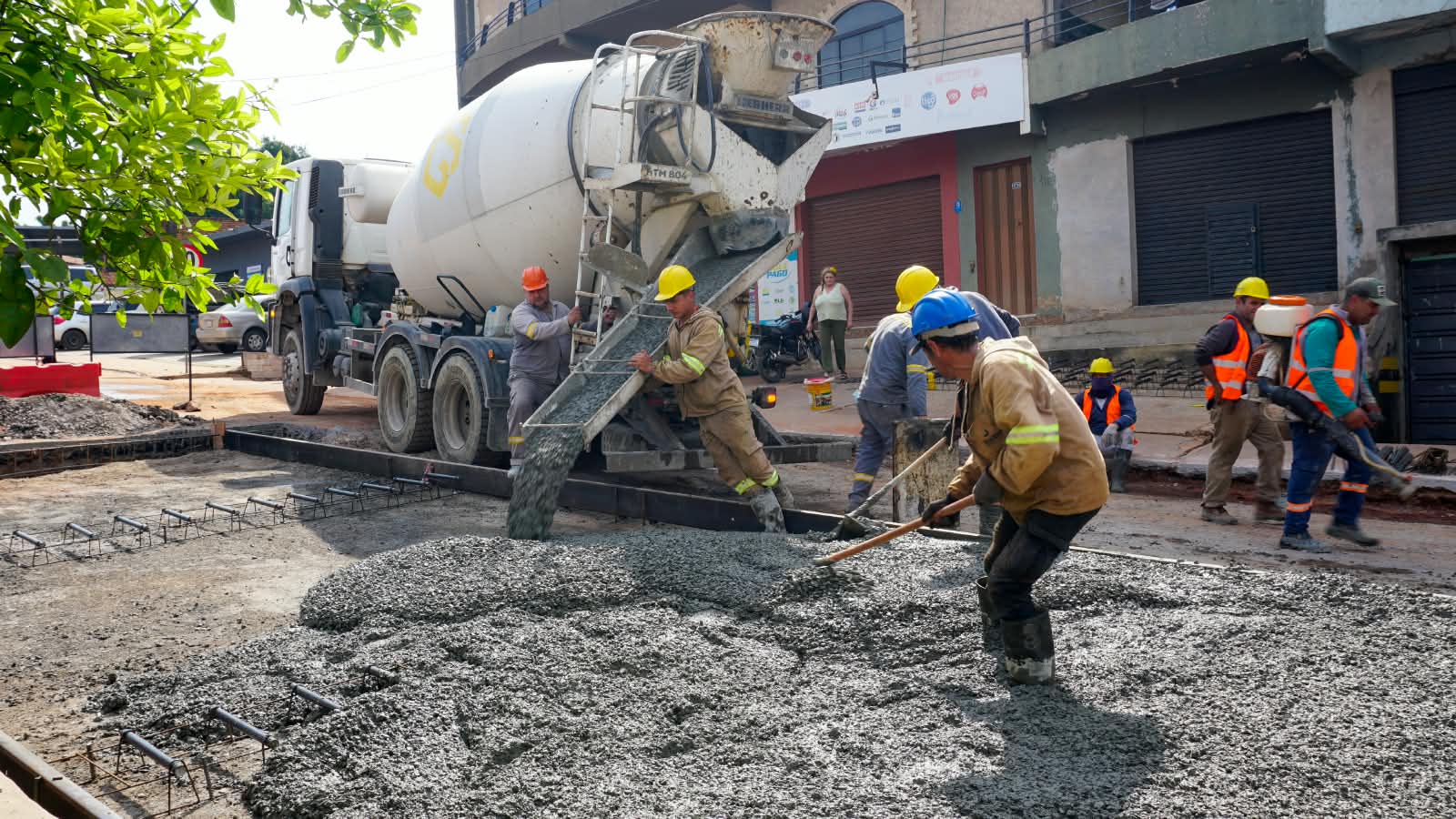 Avanza la rehabilitación de Avelino Martínez con la primera carga de hormigón hidráulico