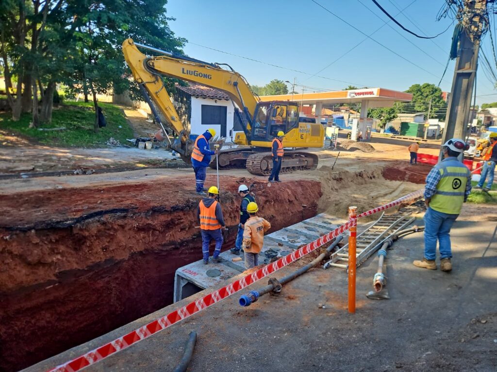 Denuncian presunta sobrefacturación en la reparación de la avenida Avelino Martínez