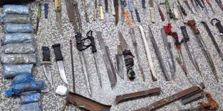 Incautan armas y celulares tras requisas a facción criminal en penitenciarías Incautan armas y celulares tras requisas a facción criminal en penitenciarías
